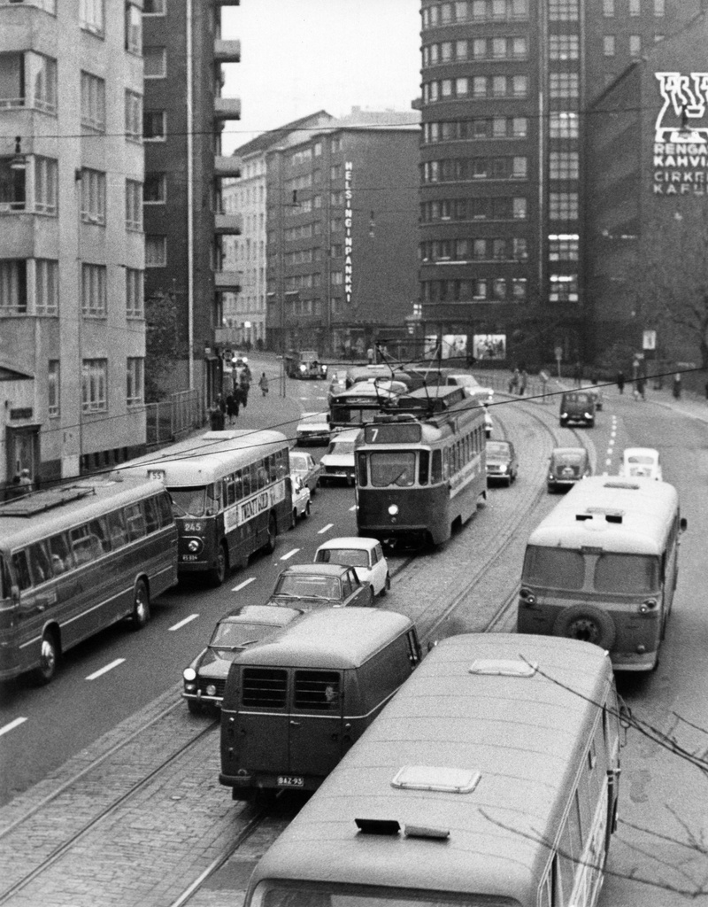 Raitiovaunu- ja linja-autoliikennettä Hämeentiellä
