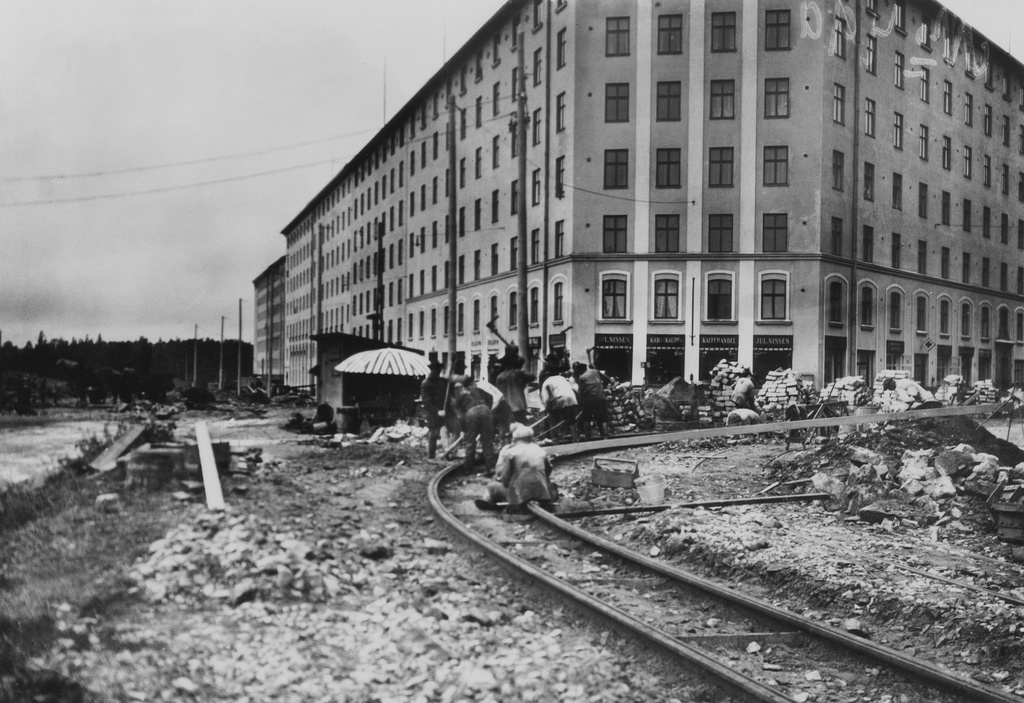 Raitiokiskojen asennustöitä Mechelininkadun ja Caloniuksenkadun kulmassa.
