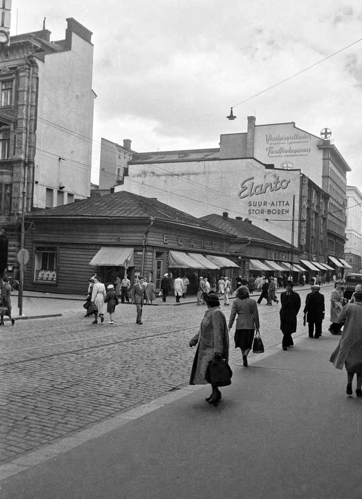 Aleksanterinkatu 9. - Kluuvikatu 5. Elannon myymälä ja Elannon suur-aitta