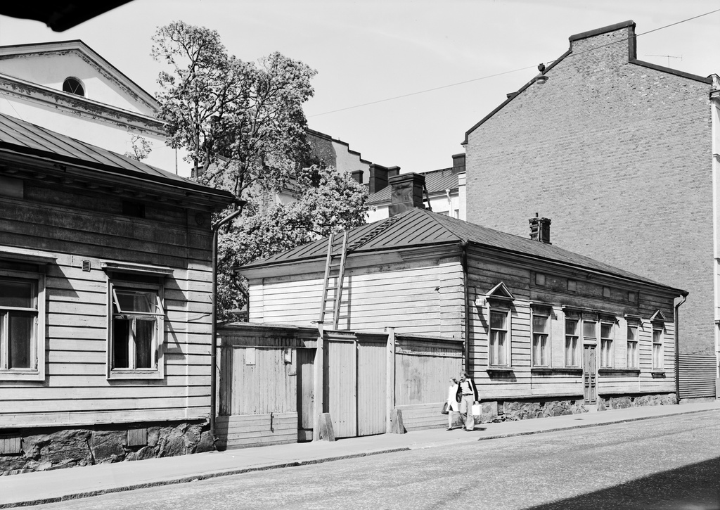 Uudenmaankatu 19-21. Talot purettu ja siirretty Kaisaniemenrantaan yliopiston kasvitieteellisen puutarhan pohjoisreunaan 1970 -luvulla.