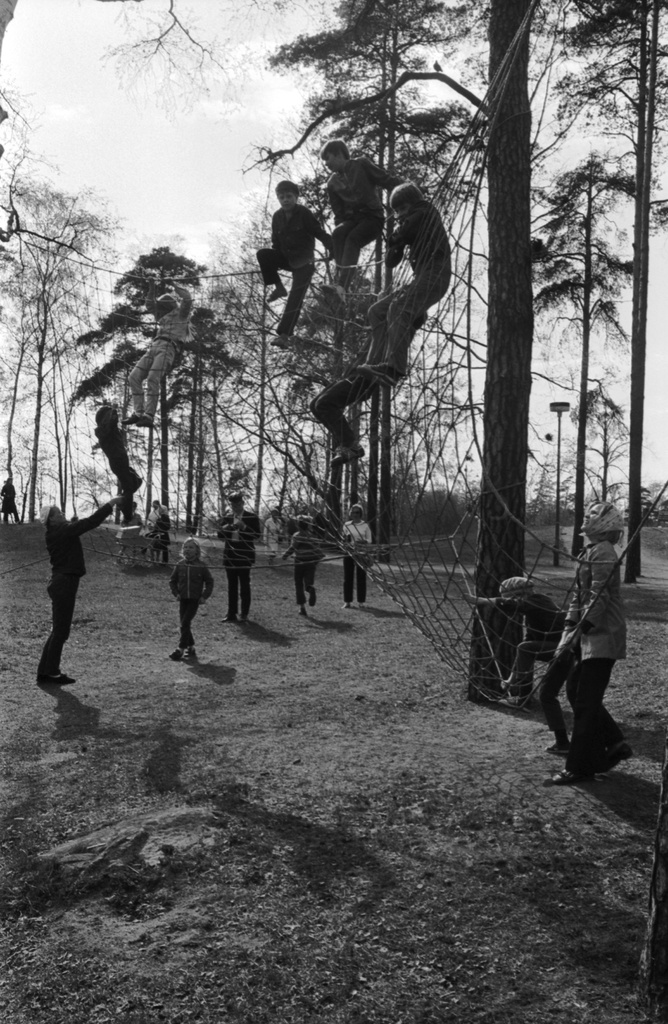 Sibeliuksen puisto. Helsingin juhlaviikot. Lapsia kiipeilemässä puihin pingotetussa verkossa Sibeliuksen puistossa.