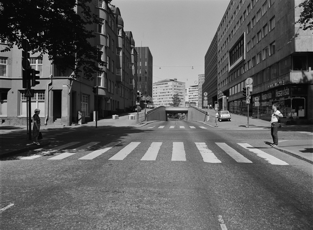 Lapinrinteen ja Lapinlahdenkadun risteys.  Oikealla Lapinrinne 1.