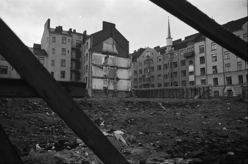 Pietarinkatu 8. Puretun talon tyhjä tontti Pietarinkadun ja Neitsytpolun kulmassa