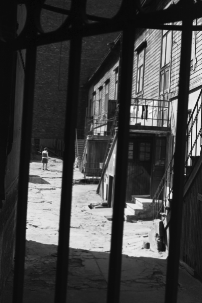 Fleminginkatu 16. Näkymä portilta Fleminginkatu 16:n pihalle