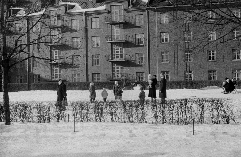 Franzéninkatu, lapsia ja aikuisia Franzénin puistikossa talvella. Taustalla Adolfinkatu 13 (=Helsinginkatu 14).