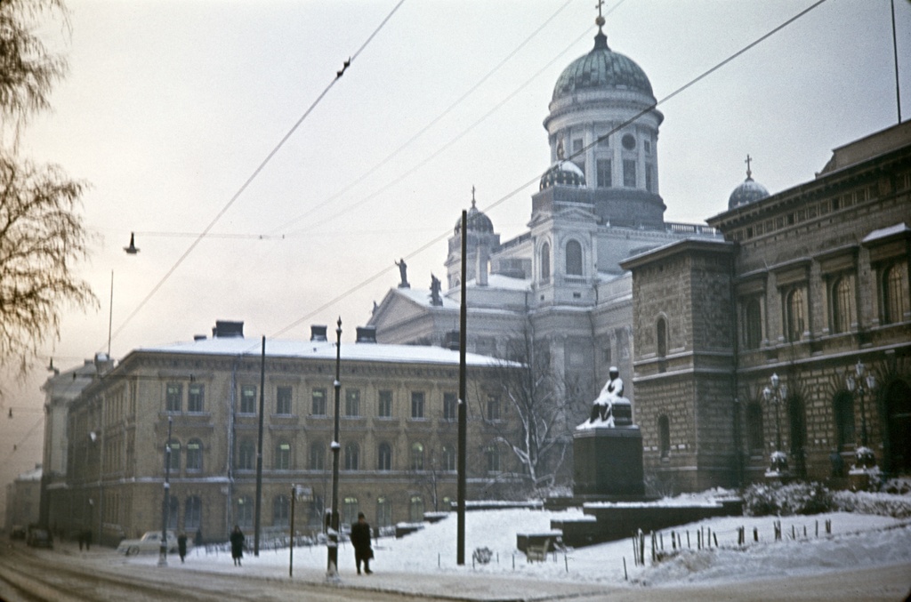 Snellmaninaukio, Snellmaninkatu 6. - Kirkkokatu 16. Suomen pankki, jonka edessä Emil Wikströmin tekemä Johan Vilhelm Snellmanin patsas vuodelta 1923.