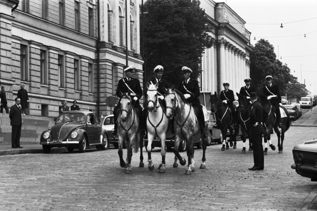 Unioninkatu 34. Kuusi ratsupoliisia hevosineen Unioninkadulla Helsingin yliopiston päärakennuksen edustalla valmistautumassa Aleksanterinkadun kävelykatukokeilun avajaisiin.