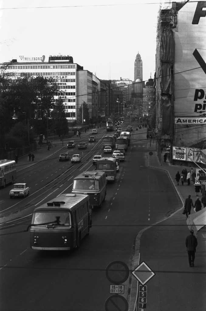Kluuvi, Unioninkatu. Näkymä Liisankadun kulmasta Unioninkadulle, Siltasaaren suuntaan. Kadulla liikennettä, lähimpänä kaksi Liikenne Oy:n ja niiden edessä Tammelundin liikenteen linja-auto. Taustalla Kallion kirkko.