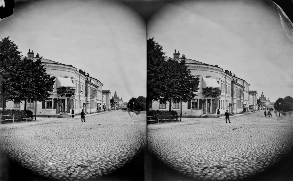 Pohjoisesplanadi 43 - Itäinen Heikinkatu 1 (= Mannerheimintie). taustalla Pohjoisesplanadi 41, 39, 37.