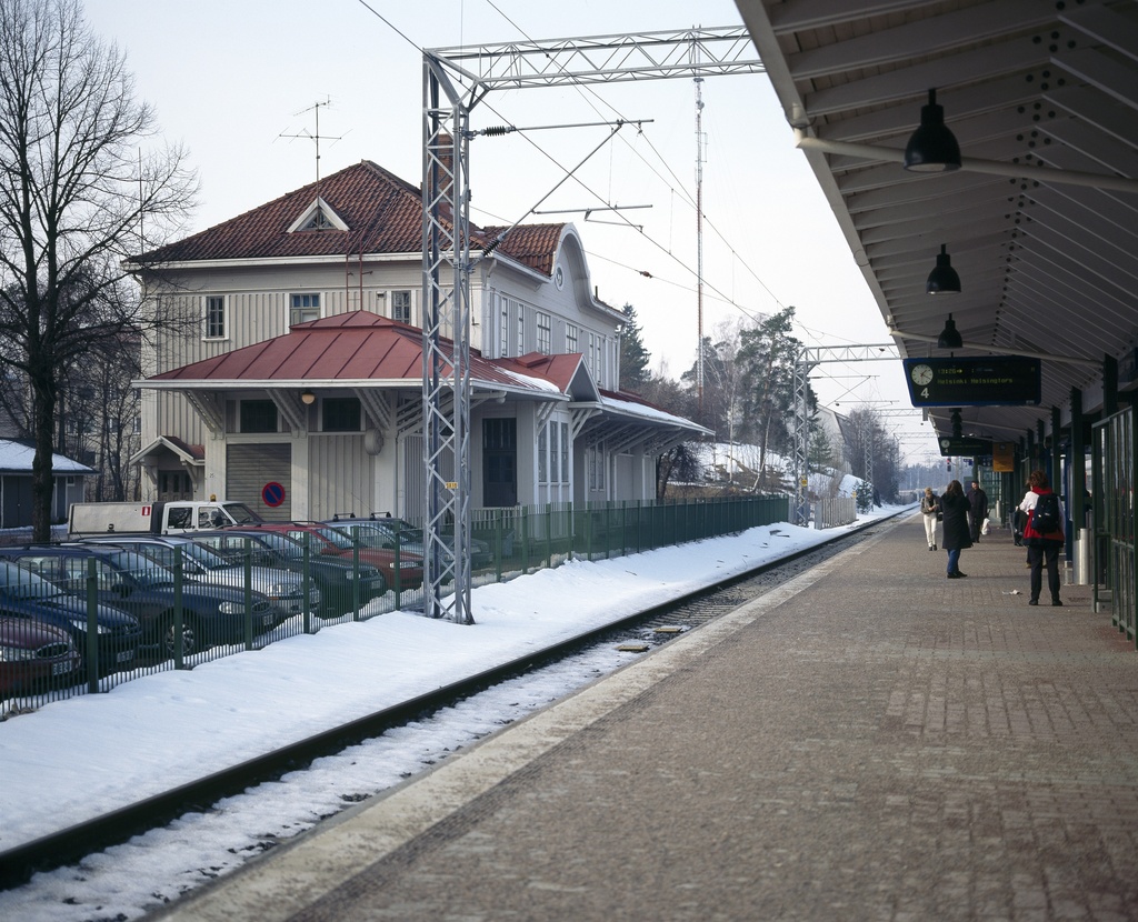 Haaga, Huopalahden rautatieasema. Vasemmalla vanha asemarakennus