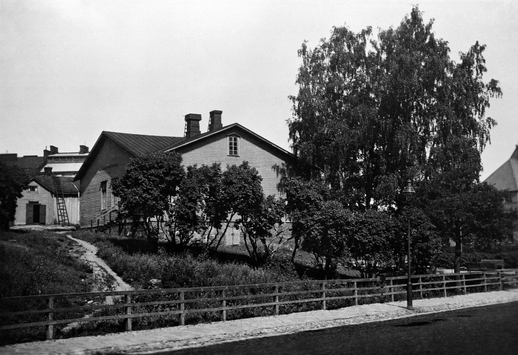 Puurakennuksia kalliolla Kansallismuseon vieressä