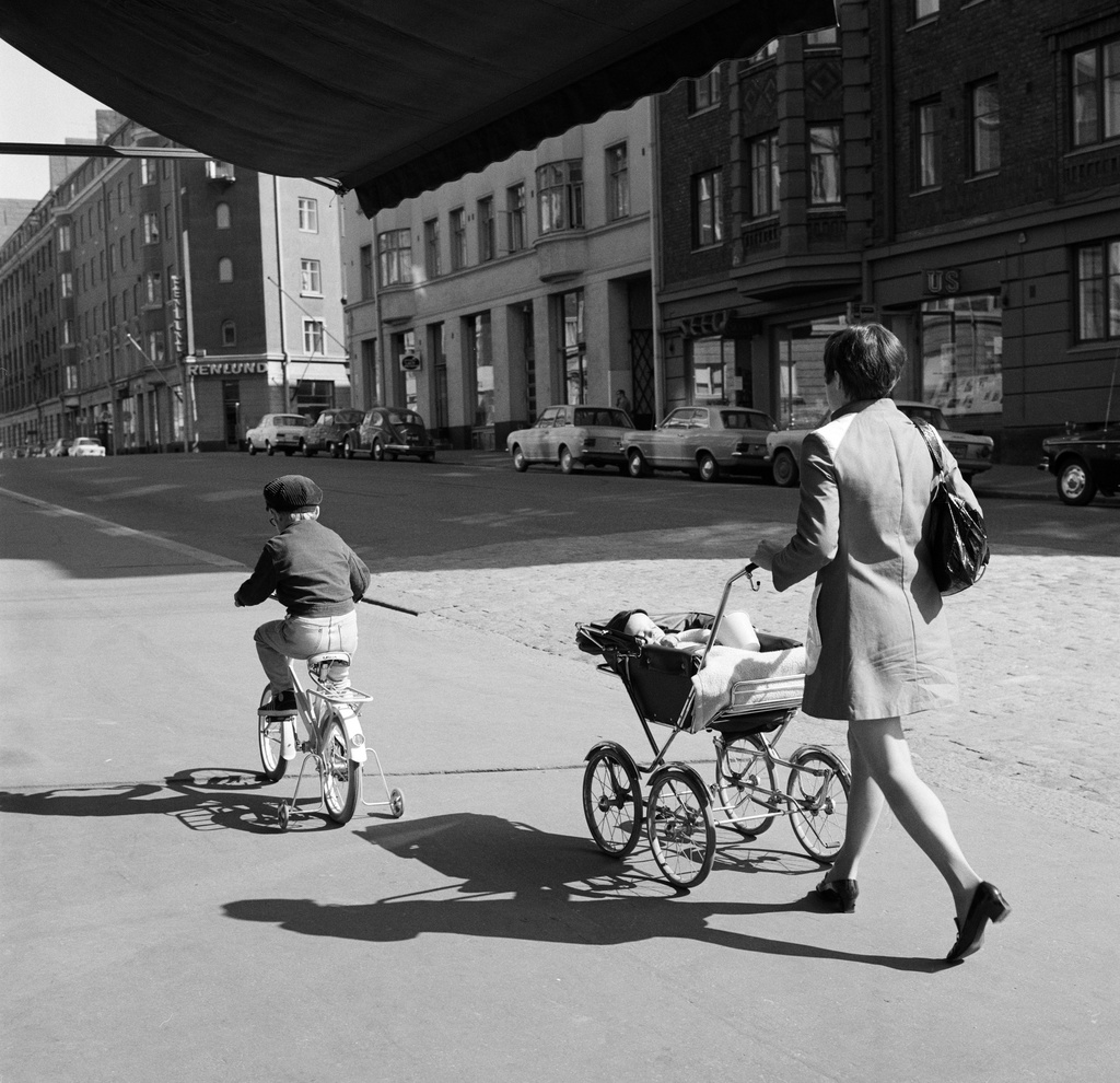 Jalankulkijoita Museokatu 25 kohdalla.