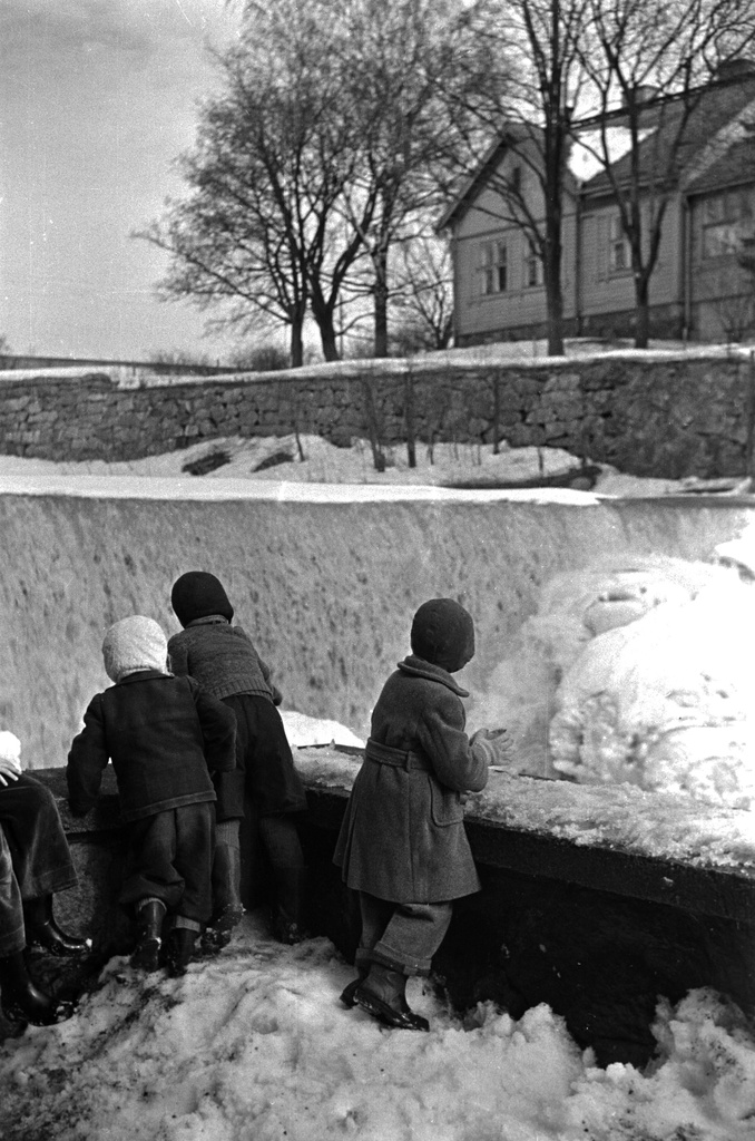 Lapsia katsomassa Vanhankaupunginkoskea jäidenlähdön aikaan.
