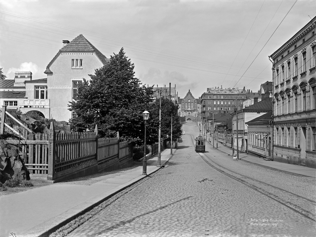 Nikolainkatu (Snellmaninkatu) 19, 21, 23, 25, 27, 29. Oikealla Nikolainkatu (Snellmaninkatu) 12, yliopiston oikeuslääketieteellinen laitos