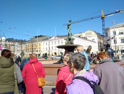 Havis Amanda -suihkukaivo Kauppatorilla paljastustilaisuuden jälkeen rephoto