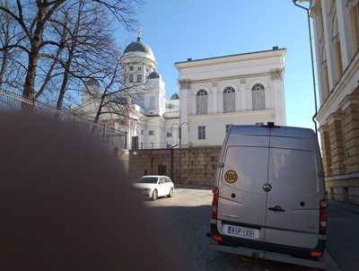 Nikolainkirkko (Helsingin Tuomiokirkko) ja tapulipaviljonki Unioninkadun puolelta Hallituskadun kulmasta nähtynä. rephoto