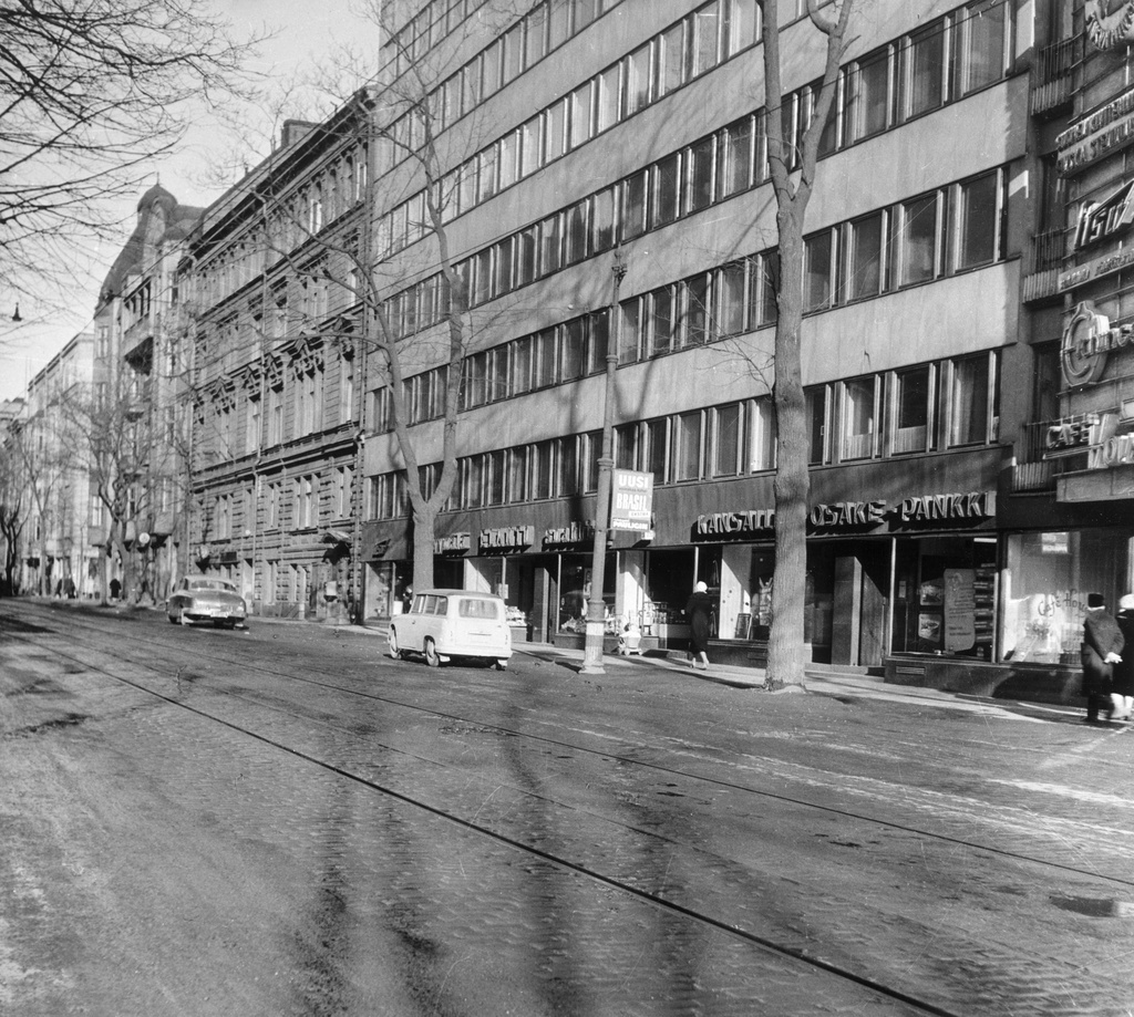Bulevardi 28, 26, 24. Numerossa 26 toimi Nya Svenska Flickskolan. Talo purettiin  1960-luvulla.