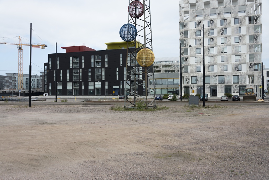 Jätkäsaaren dokumentointi. Saukontori 2 ja Länsisatamankatu 23. Metallisessa tornissa punainen, sininen ja keltainen metallipallo.