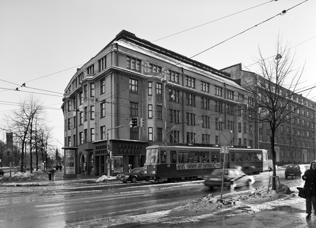 Runeberginkatu 69 - Mannerheimintie 56. Carelia-apteekki Runeberginkadun puolelta nähtynä.