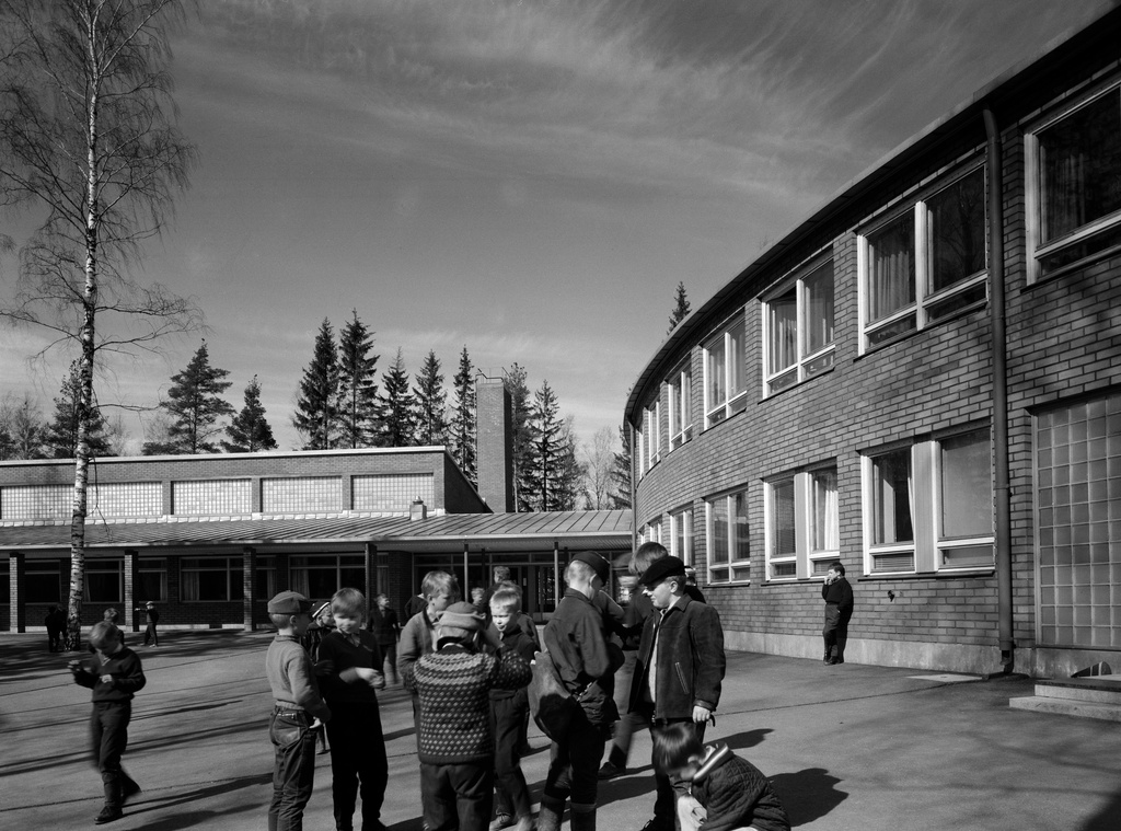 Oppilaita Kannelmäen kansakoulun pihalla.