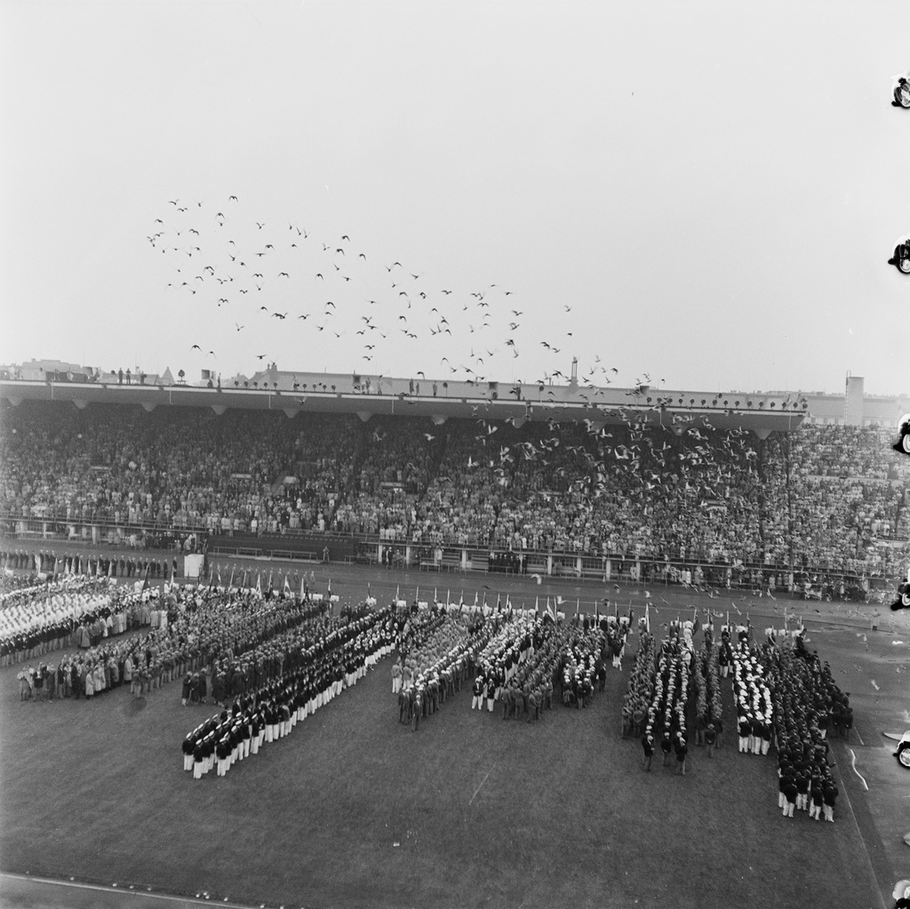 Helsingin olympialaiset 1952. Avajaiset 19.7.  Olympiastadionilla. Rauhankyyhkyt lähtevät lentoon.