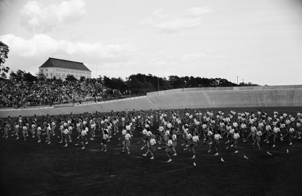Velodrom, Helsingin pyöräilystadion, Suomen Työväen Urheiluliiton (TUL) tilaisuus, naisten voimisteluesitys.