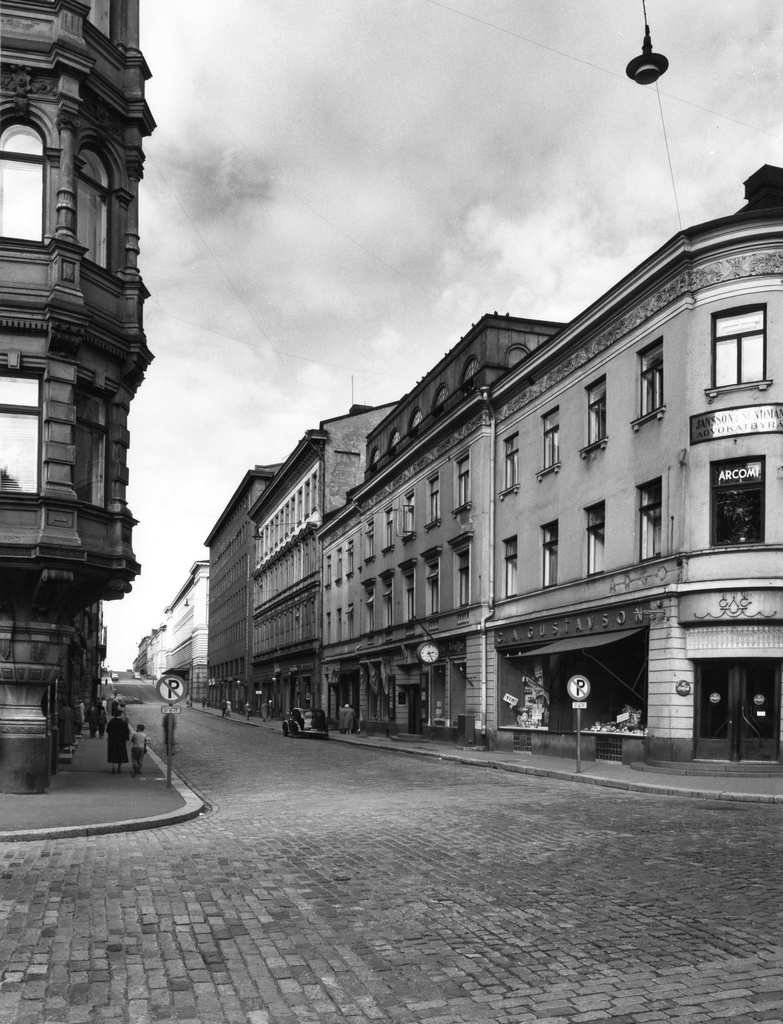 Fabianinkatu 27, 29, 31.