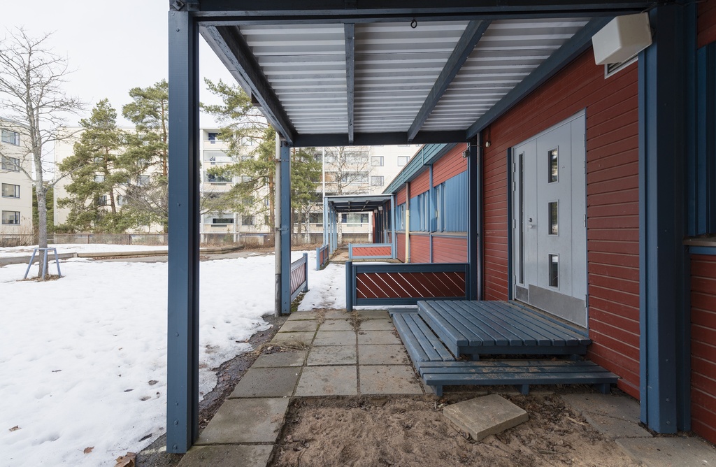 Saariseläntie 4. päiväkoti Mellunmäessä, yksikerroksinen parakkirakennus