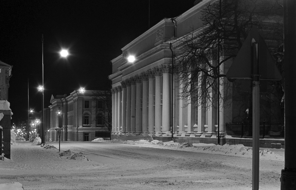 Kluuvi Unioninkatu 36 Näkymä talvi-iltana Unioninkadulta Kirkkokadun kulmasta. Oikealla Helsingin yliopiston kirjaston päärakennus.
