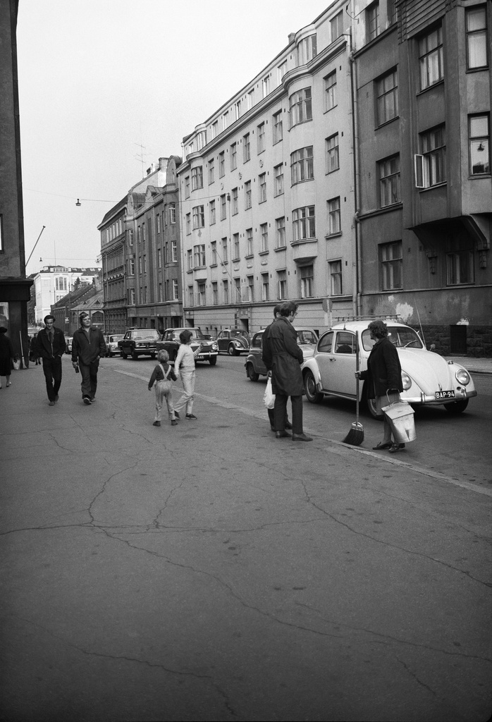 Lönnrotinkatu 40, 38, 36. Jalankulkijoita ja autoja kadulla.