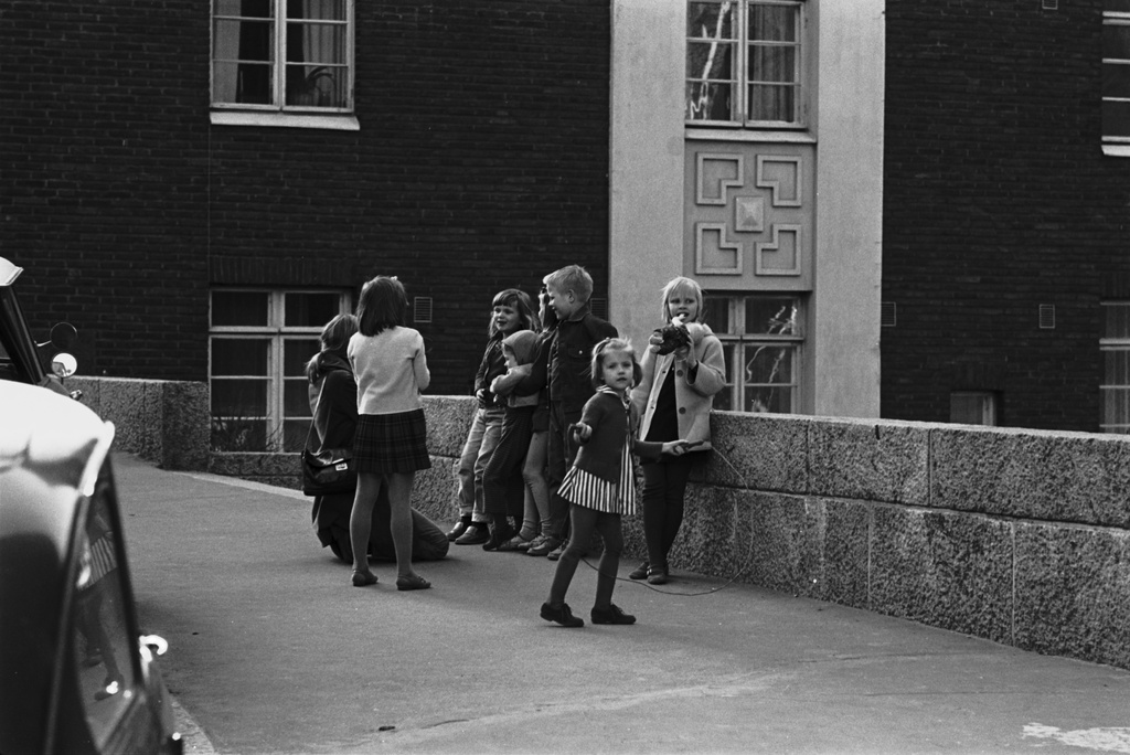 Aadolfinkatu 11. Lapsia Aadolfinkatu 11:n nurkalla Torkkelinmäessä.