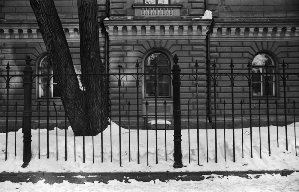 Liisankatu 8. Maatilahallituksen aitaa ja puhtaan valkoista lunta Liisankadulla Mariankadun kulmassa.