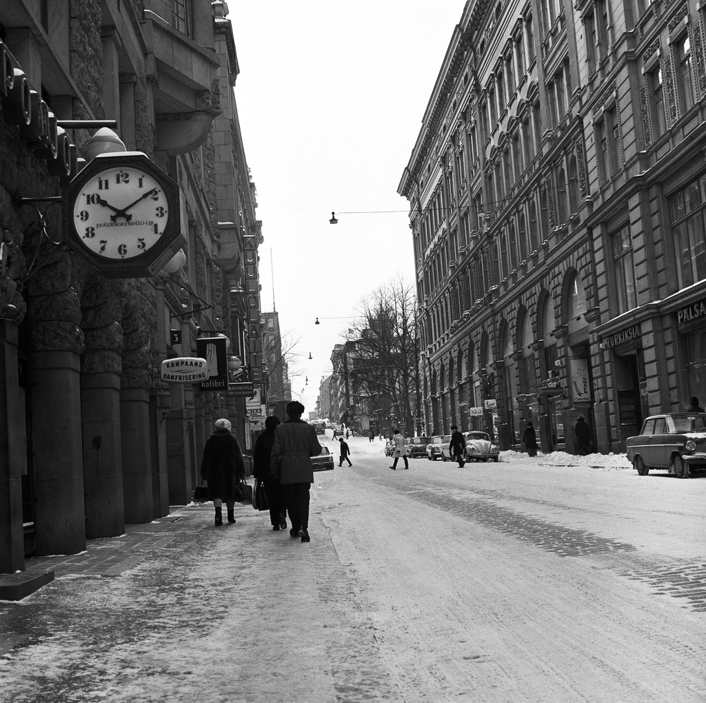 Mainoskilpiä Mikonkadulla