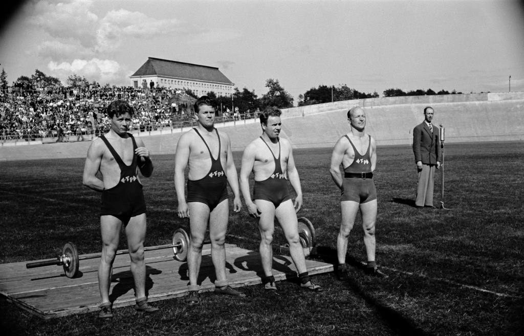 Velodrom, Helsingin pyöräilystadion, Suomen Työväen Urheiluliiton (TUL) tilaisuus, painonnostajia.