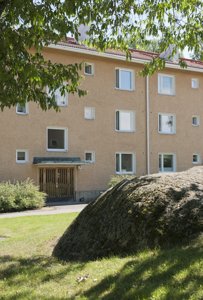 1950-luvun lähiöarkkitehtuuria Maunulassa, Männikkötie 3:n pihaa.