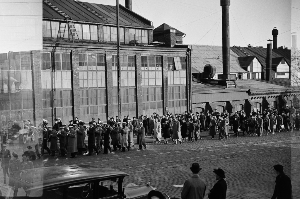 Katri Valan hautasaatto, Hämeentie 7-9:n edessä.