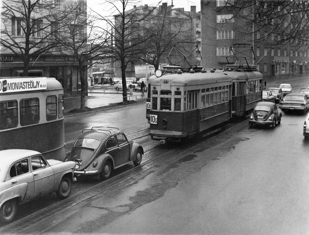 Liikennettä Mannerheimmintien ja Reijolankadun risteyksessä.