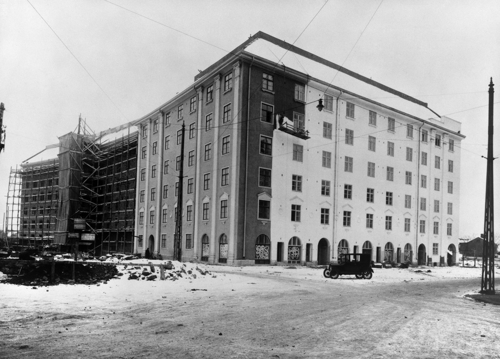 Kulmatalo Runeberginkatu 30-Museokatu 27. Julkisivua maalataan Runeberginkadun puolella ja Museokadun puolella rakennetaan korttelin jatkoa