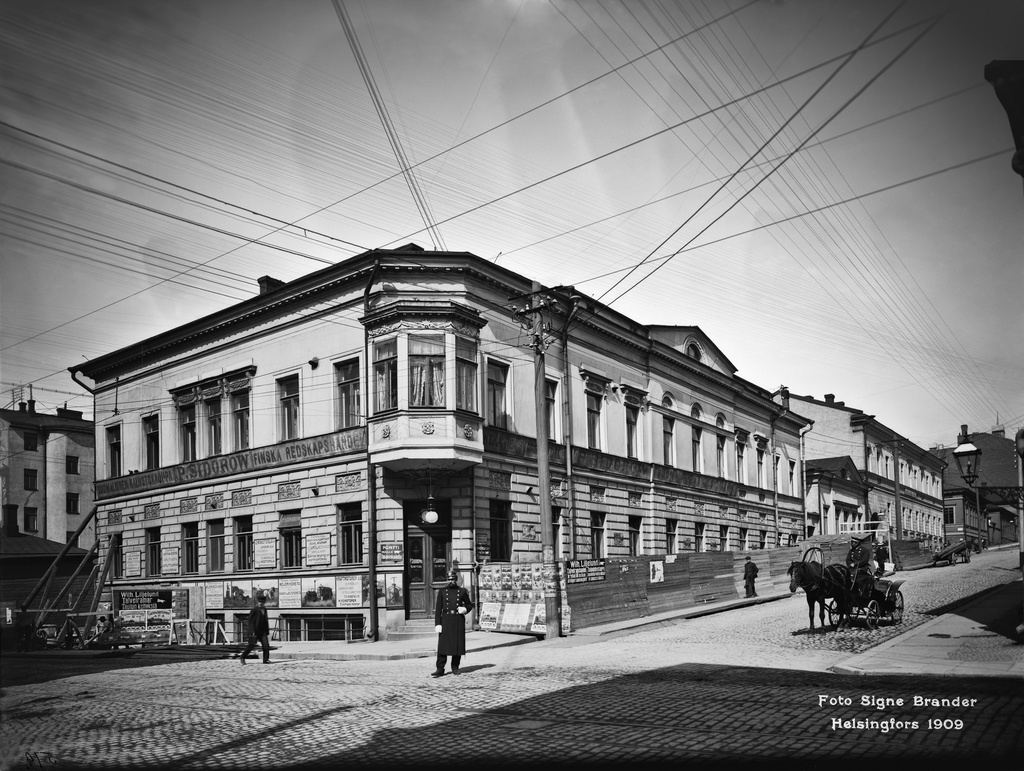 Fabianinkatu 18, 20.   Aleksanterinkatu 7.
