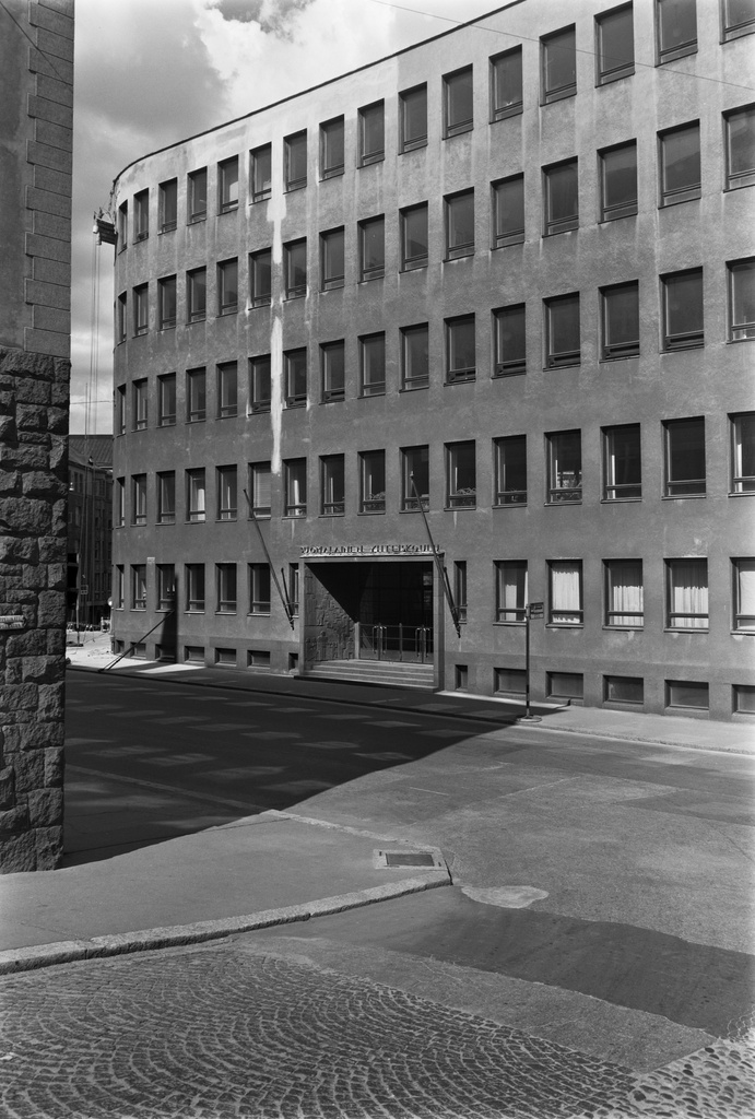 Helsingin Suomalaisen Yhteiskoulu, julkisivu Nervenderinkadun toiselta puolelta.