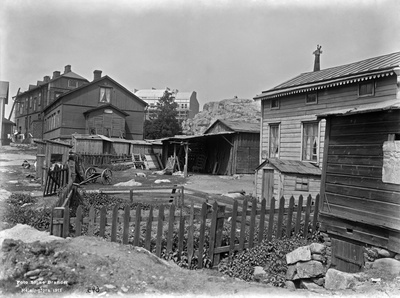 Rakennuksia nykyisen Ässänrinteen ja Viidennen linjan tienoilta. Etualalla Kaiku 4. Nykyinen Ässänrinne 6.  duplicate photo