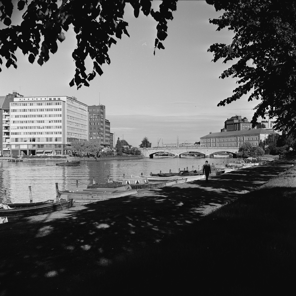 Näkymä Kaisaniemenlahden yli Siltasaareen ja Pitkällesillalle
