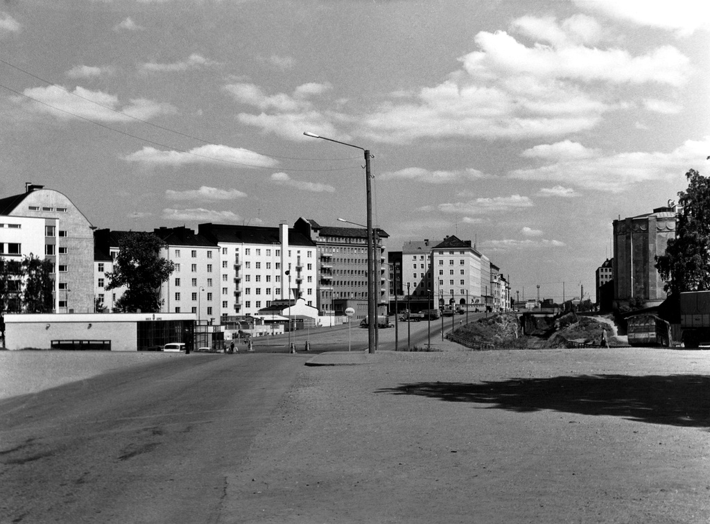 Leppäsuonkatu 1, 3, 5, 7 - Hietaniemenkatu 2, 4, 6, 14 taustalla Runenberginkatu 13.