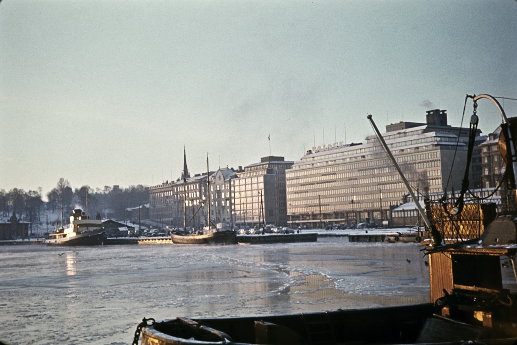 Eteläranta 10, 8, 6, 4, 2 sekä Pakkahuoneenlaituri ja Lyybekinlaituri Kauppatorin suunnasta nähtynä