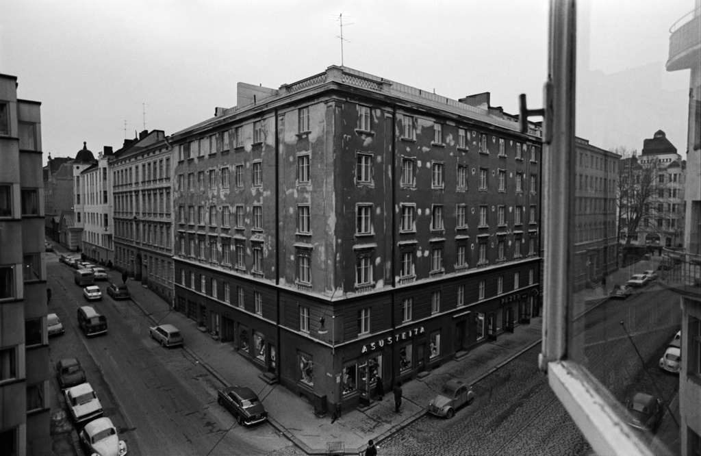 Meritullinkatu 24. Liisankatu 6. Liisankadun ja Meritullinkadun kulmatalo Liisankatu 7:n 4. kerroksen ikkunasta kuvattuna.