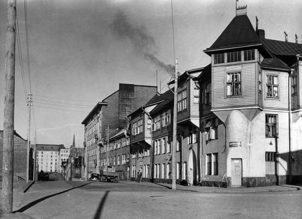 Alppikatu 11, 13. Talot oli suunnitellut rakennusmestari Karl Forstadius, 1906. Purettu 1960-70 -luvulla.