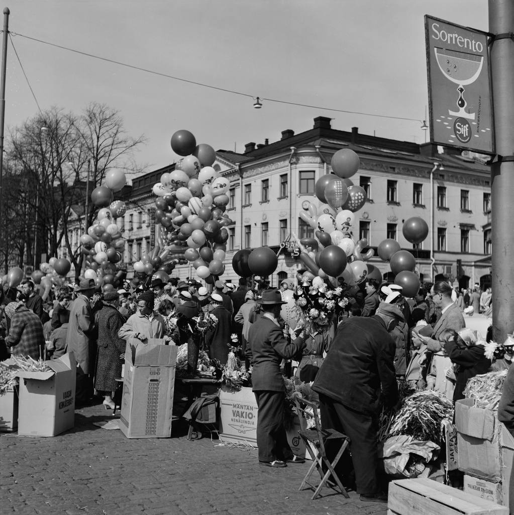 Vapputarvikkeiden myyntiä Kauppatorilla