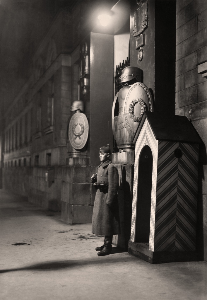 Sotilas vartiossa Kaartinkasarmin portilla yöllä.