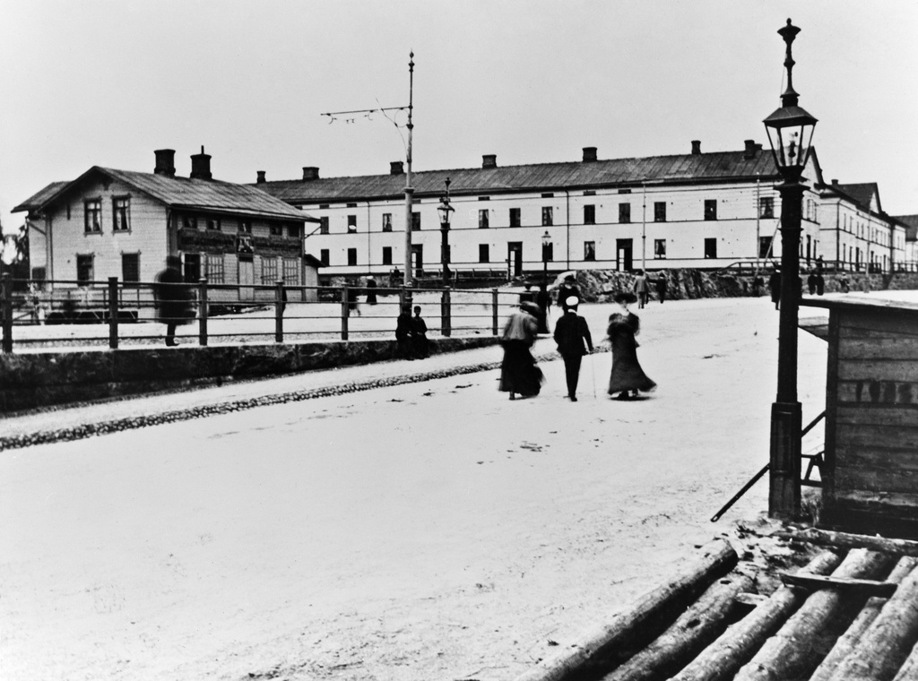 Läntinen Viertotie 6 (Mannerheimintie 34), Tallgrenin huvilat, Fjälldal A. Vasemmalla Tångin kauppa.