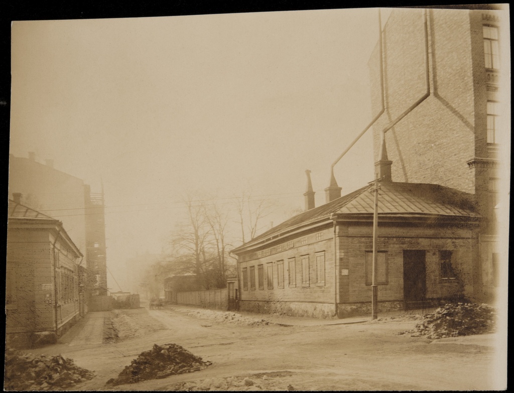 Yrjönkatu 24, 22, 19. Vladimirinkatu 6 (=Kalevankatu 6). Yrjönkatu 24:ssä asui J. V. Snellman perheineen vuosina 1855-1881.